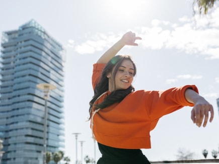 chica bailando en medio de la ciudad